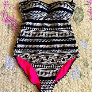 Glamorous Jessica Simpson one piece swimwear.